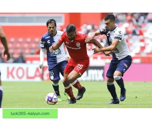 亨克战术解析显示球队在新赛季表现稳健，进攻和防守平衡发展。